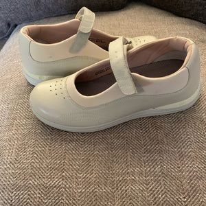 EUC. Drew Shoes - size 9 - tan